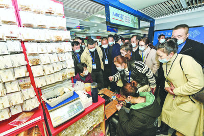 巴州區(qū)來料加工經(jīng)紀(jì)人組團(tuán)來義考察對接