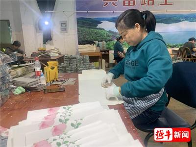 與你同行--來料加工鼓起村民共富“錢袋”