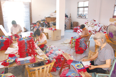 來料加工經(jīng)紀人微利中尷尬堅持(組圖)