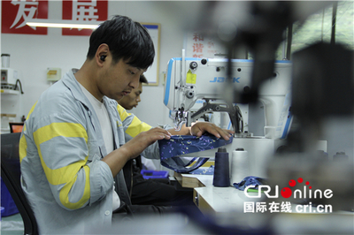 從“在家待業”到“朝九晚五”--來料加工產業助力汶川群眾奔小康