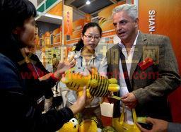 婦女來料加工精品在義烏展洽在義烏國際博覽中心舉行。